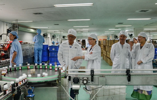 2.李主席一行到口服液和膏劑生產線.jpg